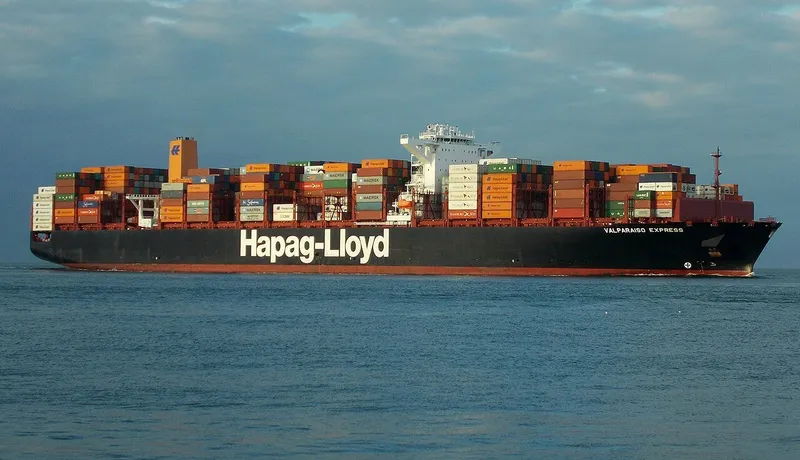 Hapag-Lloyd container ship Valparaiso Express at sea